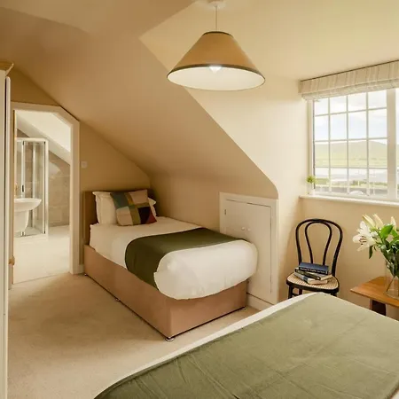 לינה וארוחת בוקר Seaview Heights 4*